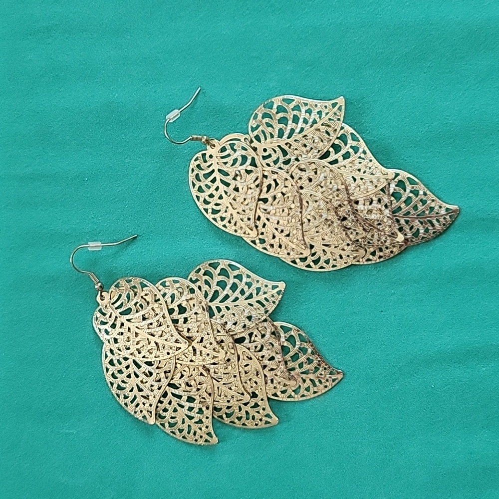 Earrings - Vintage - gold color, leaf design, fishhook style